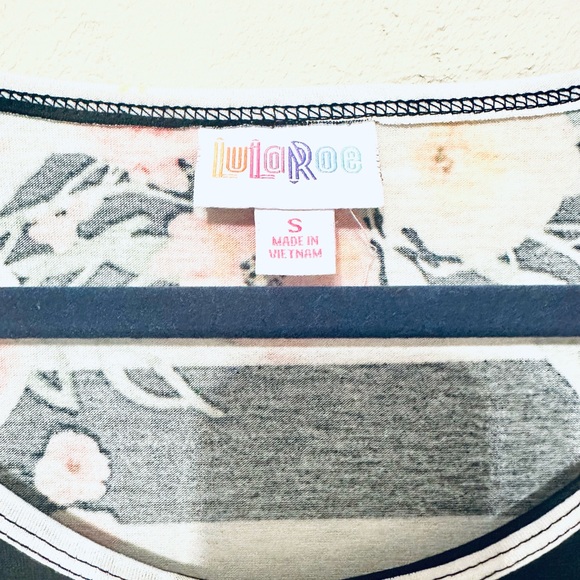 LuLaRoe Black and White Striped Floral Top size Small NWT - Picture 3 of 9